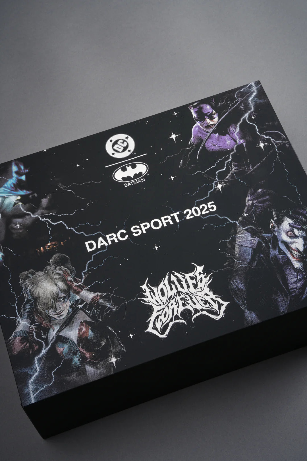 BATMAN VS JOKER "SIDE-BY-SIDE" TEE BOX SET IN BLACK
